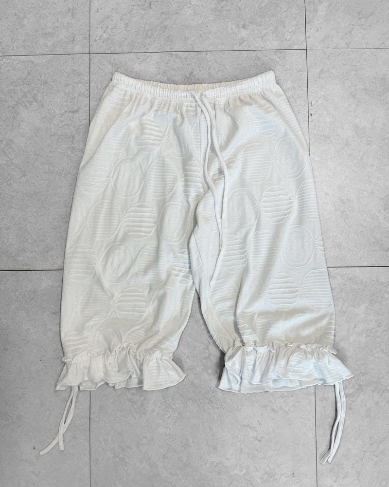 BUBBLE FRILL CAPRI PANTS