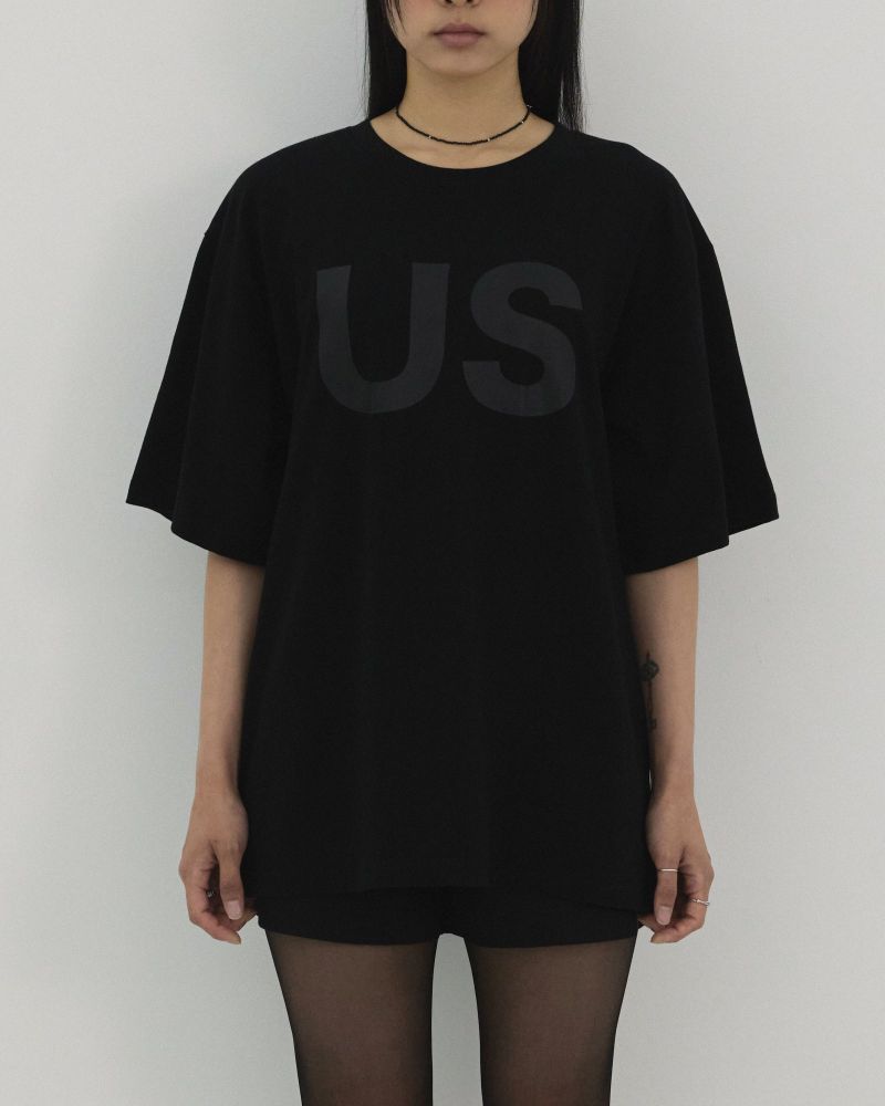 MIYHOO(ミワイフ)の「" US " OVER-SIZED TEE ( BLACK ) UNISEX(Tops)」