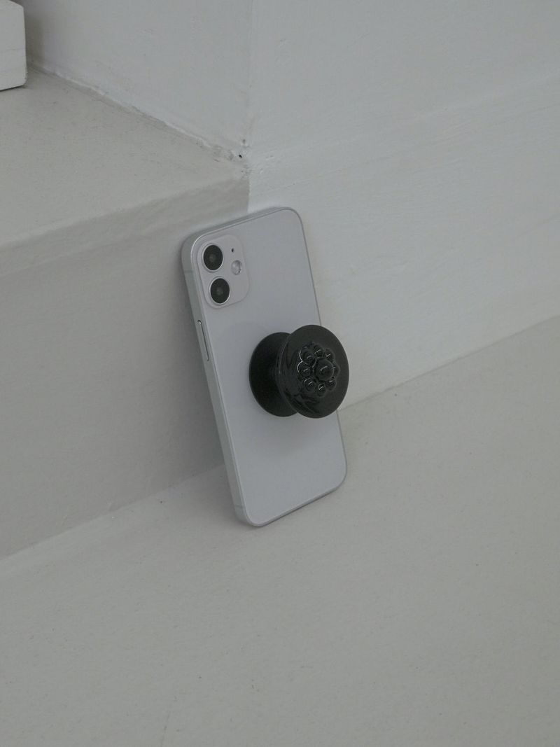 [MADE] ブラックフラワースマホグリップ