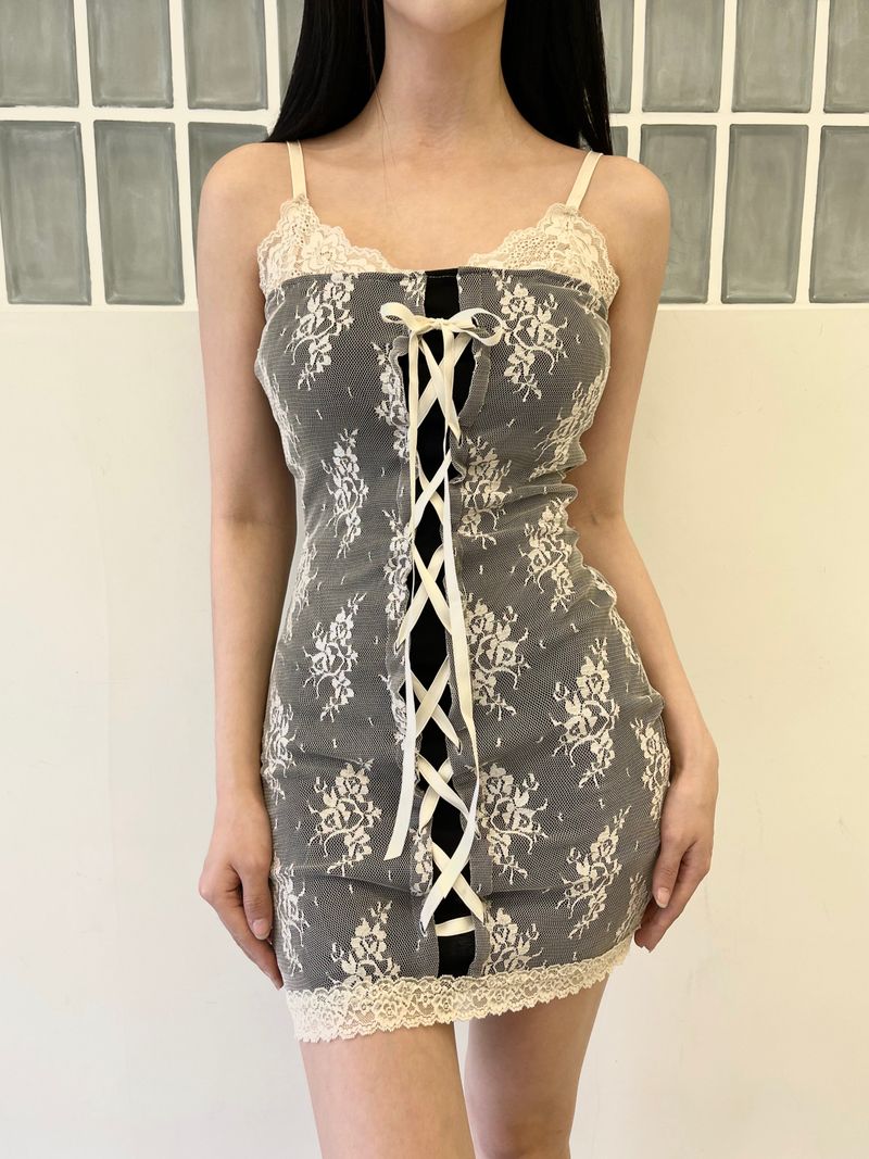 915. Posh lace ribbon eyelet ops