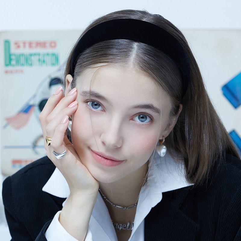 VVV（ブイブイブイ）の「ベルベットヘアバンド（ヘアアクセサリー）」