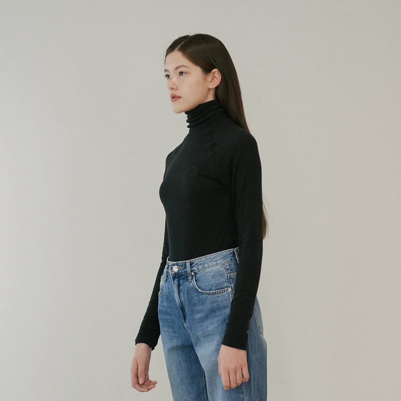 TMO BY 13MONTH（ティーエムオーバイサーティーンマンス）の「TURTLE NECK TOP (BLACK)（Tops）」