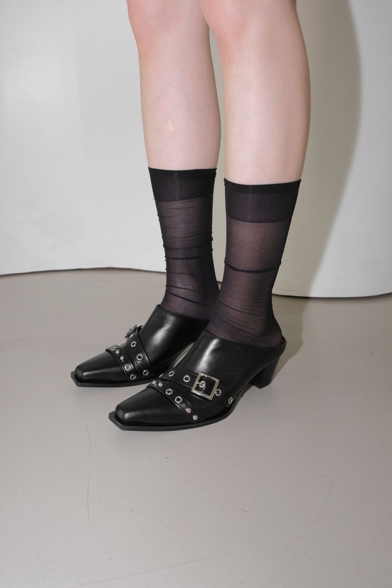 Bold strap mule