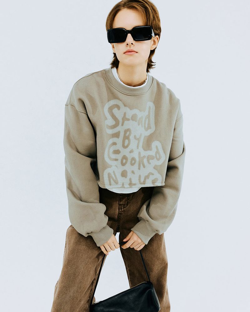 OVER STENCIL TYPO CROP SWEATSHIRT-KHAKI