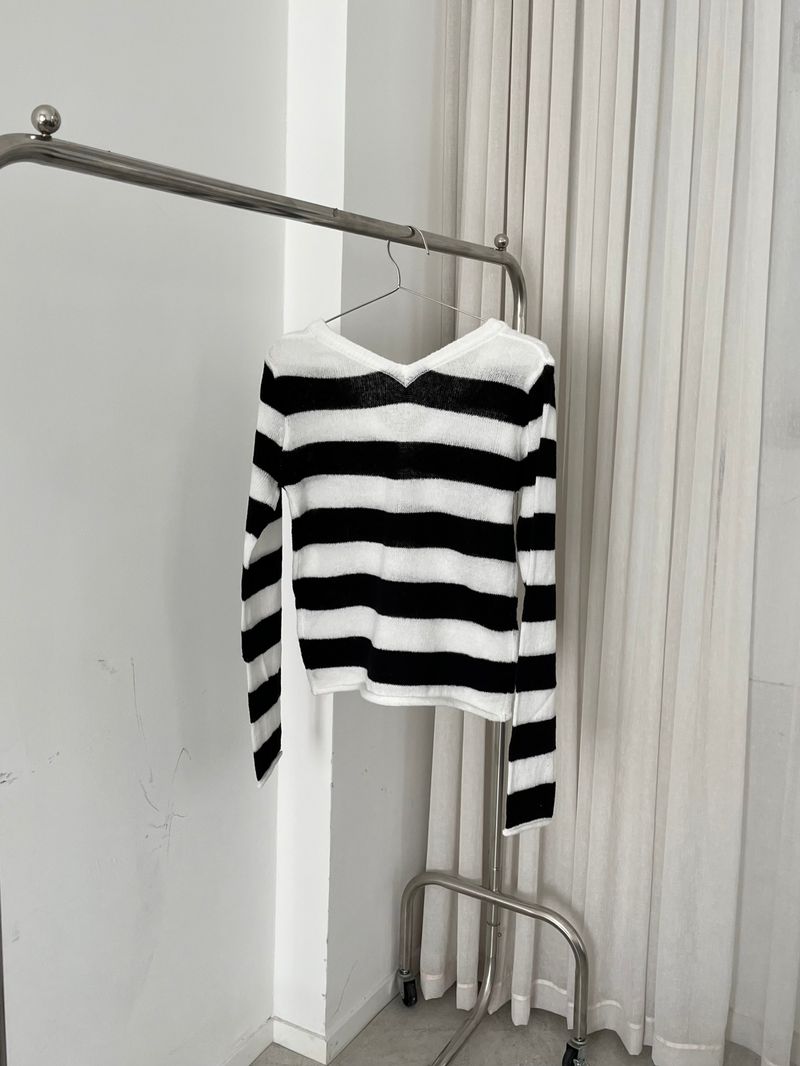 Stripe V-neck knitwear (one color)