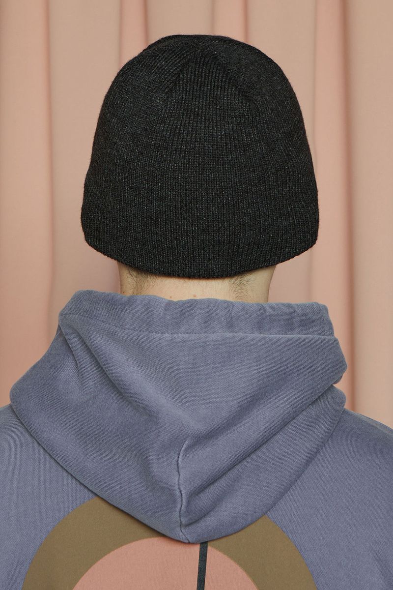 LOGO LABEL BEANIE / CHARCOAL