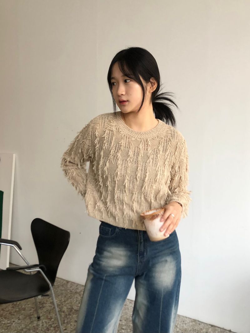 Freewheeling tassel round knit