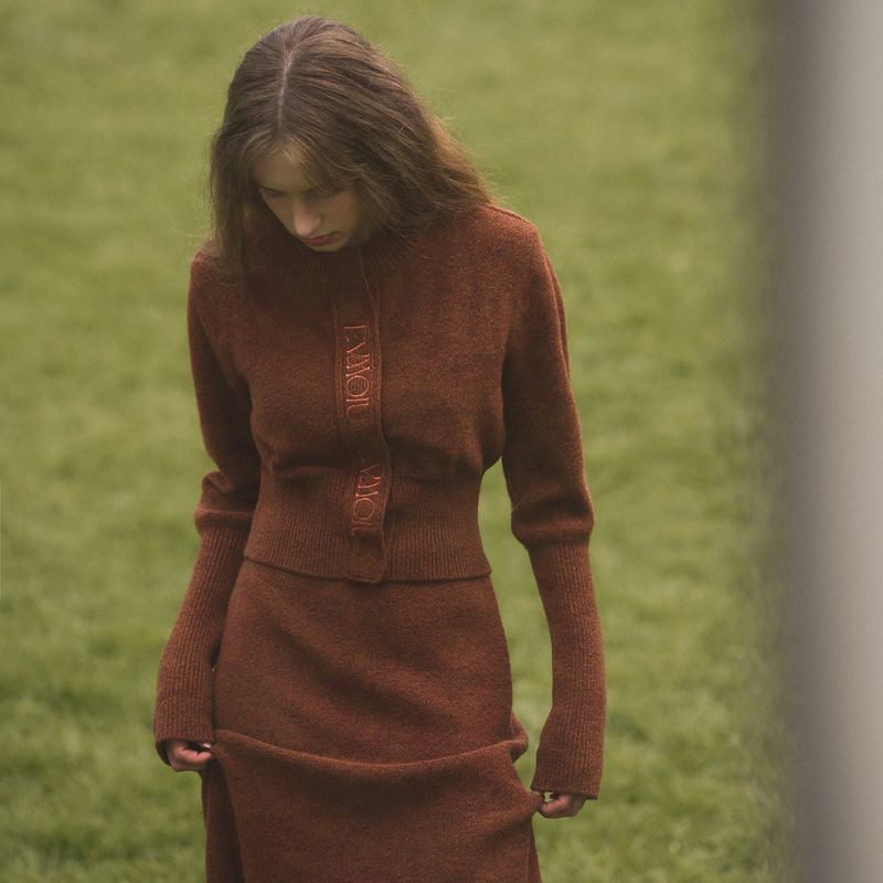 EVMOIU(エブモウ)の「ALPACA SLIM CARDIGAN - BRICK BROWN(Tops)」