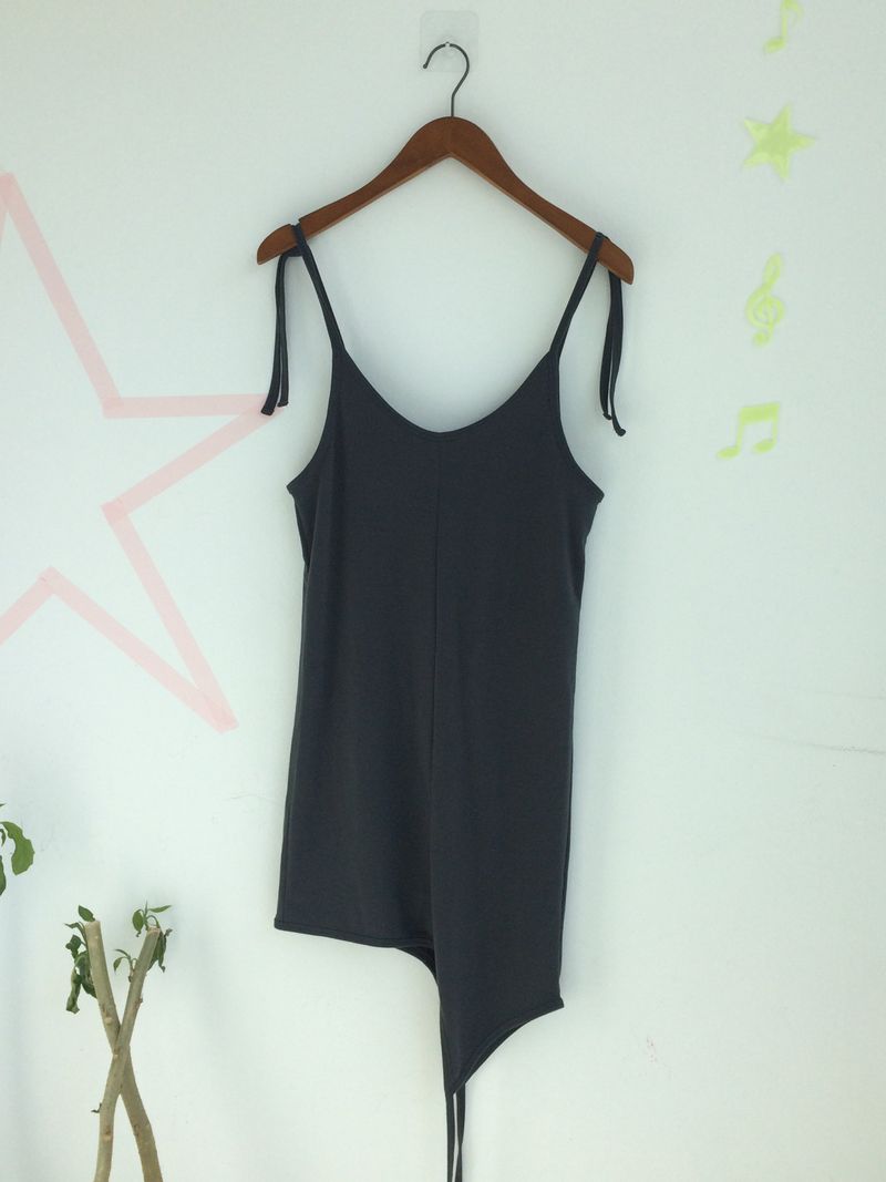 loose-fit strap sleeveless