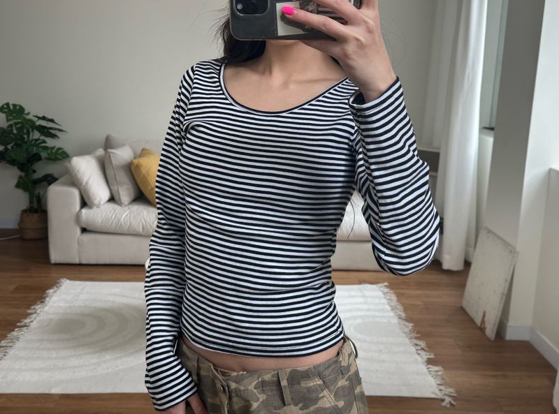 slim stripe u neck tee