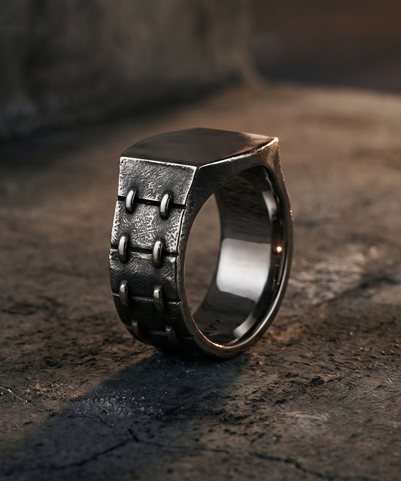 noirvy（ノイルビー）の「NR-304 Square Stud Signet Ring（Accessories）」