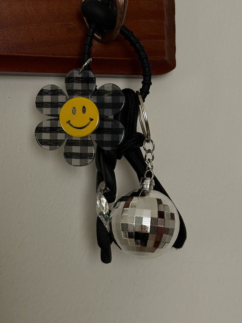 ASCLO(エジュクロ)の「ASCLO Smile Flower Key Ring(Toys/Key Holders)」