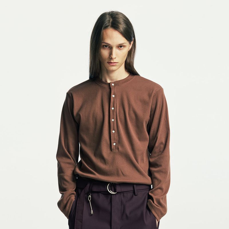 S SY（エスエスワイ）の「below button-down henry neck long sleeve brown（Tops）」