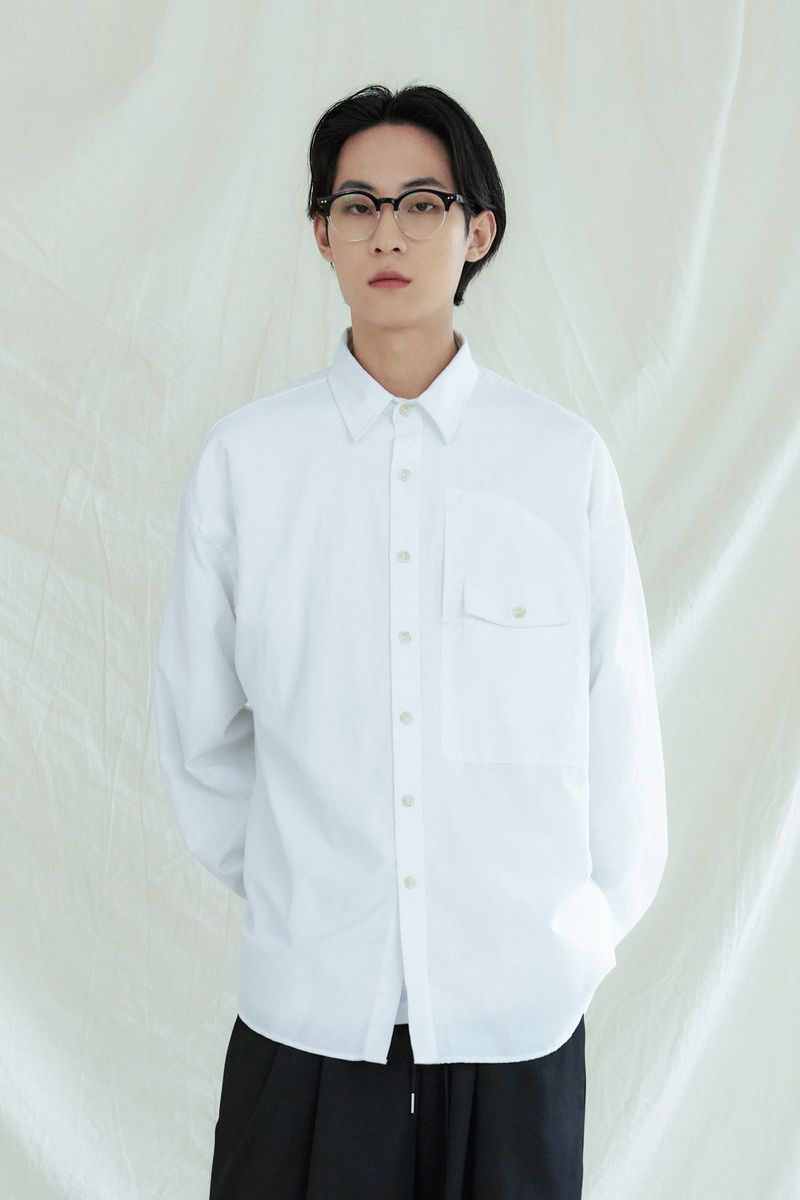 KND(ケイエンド)の「UTILITY CURVED POCKET OXFORD SHIRT WHITE(Tops)」