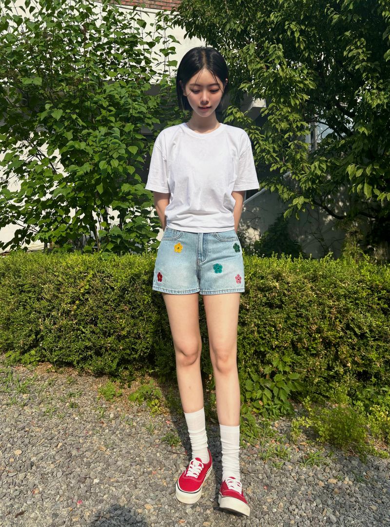 FLOWER EMBROIDERY LIGHT BLUE DENIM SHORTS code 18201