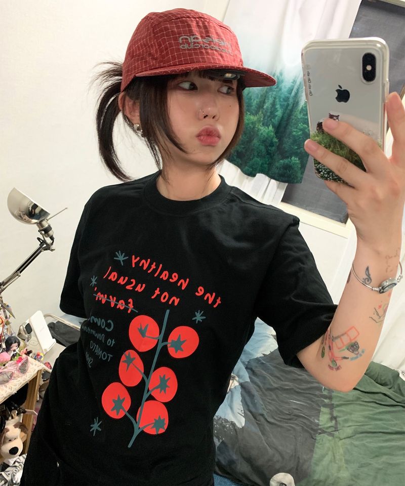NOTUSUAL(ノットユージュアル)の「Tomato Shop T-shirts - 5COLOR(Tops)」