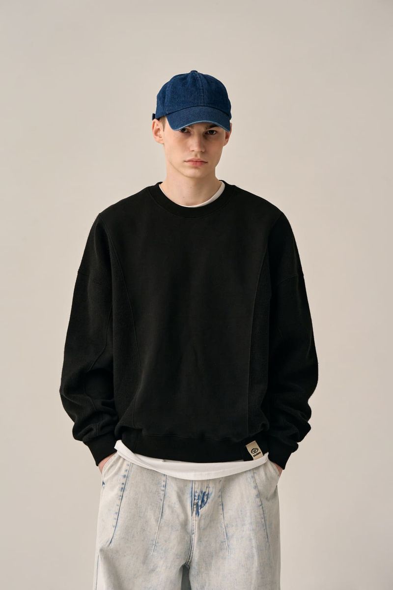 REVERSE PATTERN SWEATSHIRT-BLACK