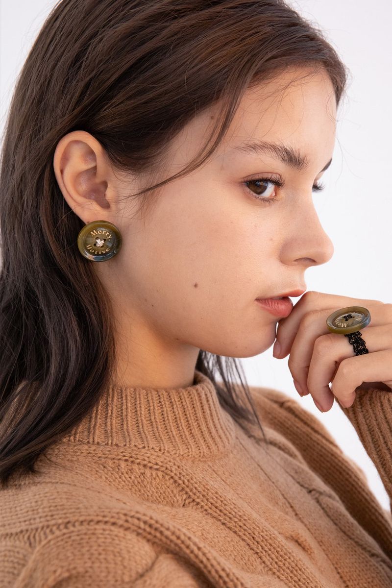 Merry,Motive signature button earring (Khaki)