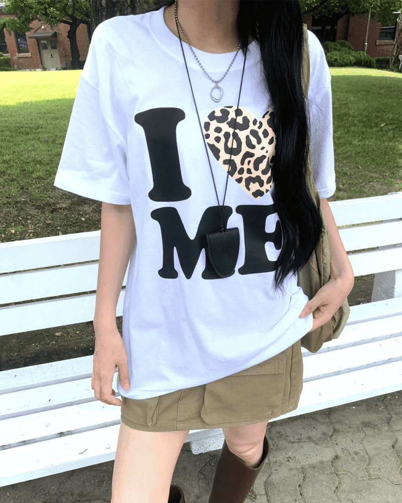 GUSTA（グスタ）の「I♥ME Leo Loose Fit Love Short Sleeve Tee (White)（Tops）」
