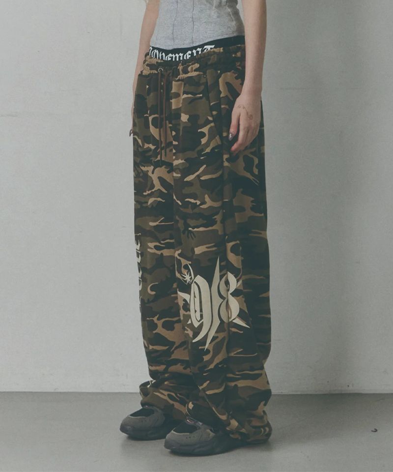 CAMO PRINT WIDE TRACK PANTS [BROWN]