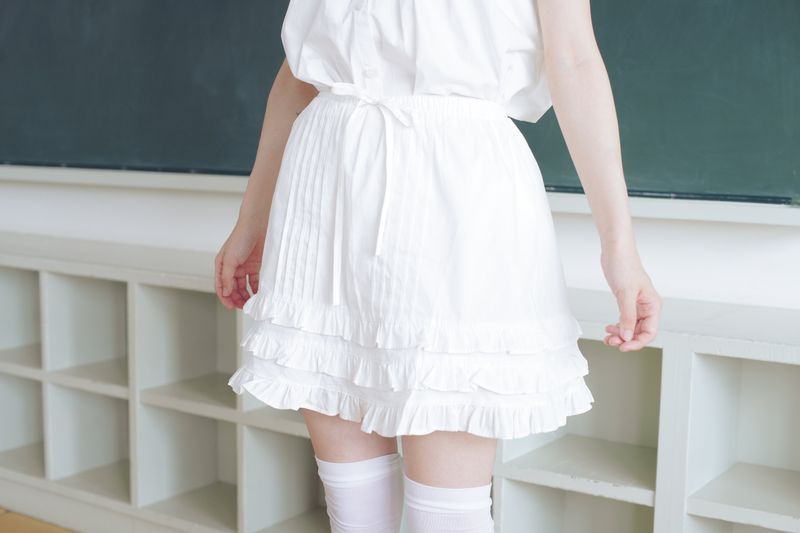 apron frill skirt
