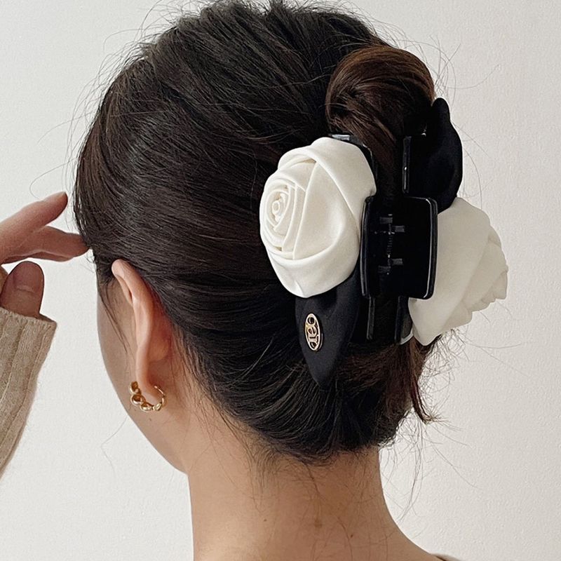 oar(オーエーアール)の「クラシックモノトーンローズヘアークロウ(ヘアアクセサリー)」