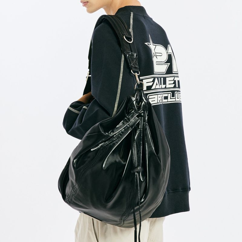 FALLETT（ファレット）の「GLOSSY LEATHER SLING BAG BLACK（Bags）」