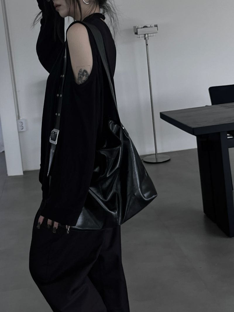 two-eyelet square shoulder bag