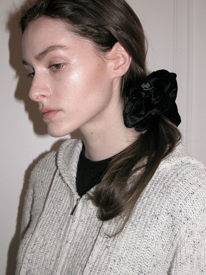 VOOR（ボル）の「ベルベットシュシュ_ミディアム_ブラック（ヘアアクセサリー）」