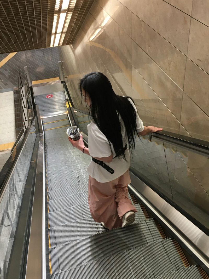 Cool Over Curved Nylon Pants (7c)
