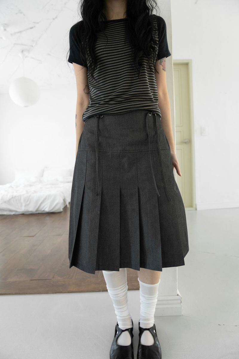 omoosoohy（オムスヒ）の「eyelet strap midi pleats skirt(2colors)（Skirts）」