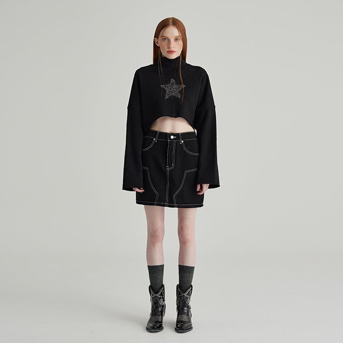 BLACK TURTLENECK CROP SWEATSHIRT
