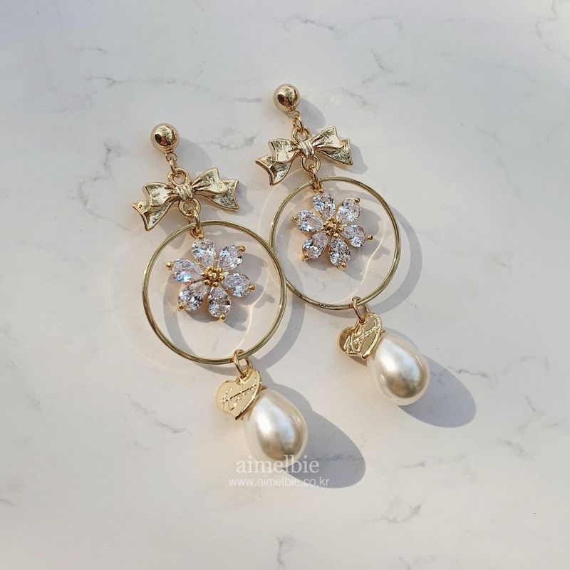 Gold Daisy and Ribbon Earring