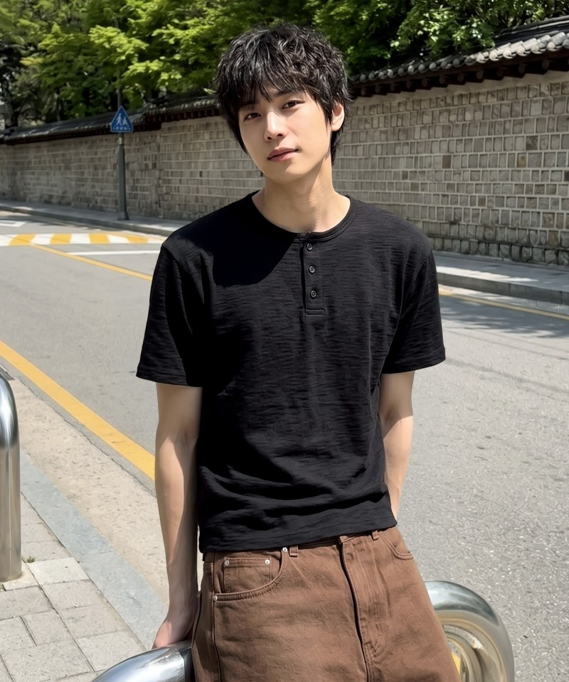 UNDEROFF(アンダーオフ)の「Slub Henley Neck Crop T-shirt Black(Tops)」