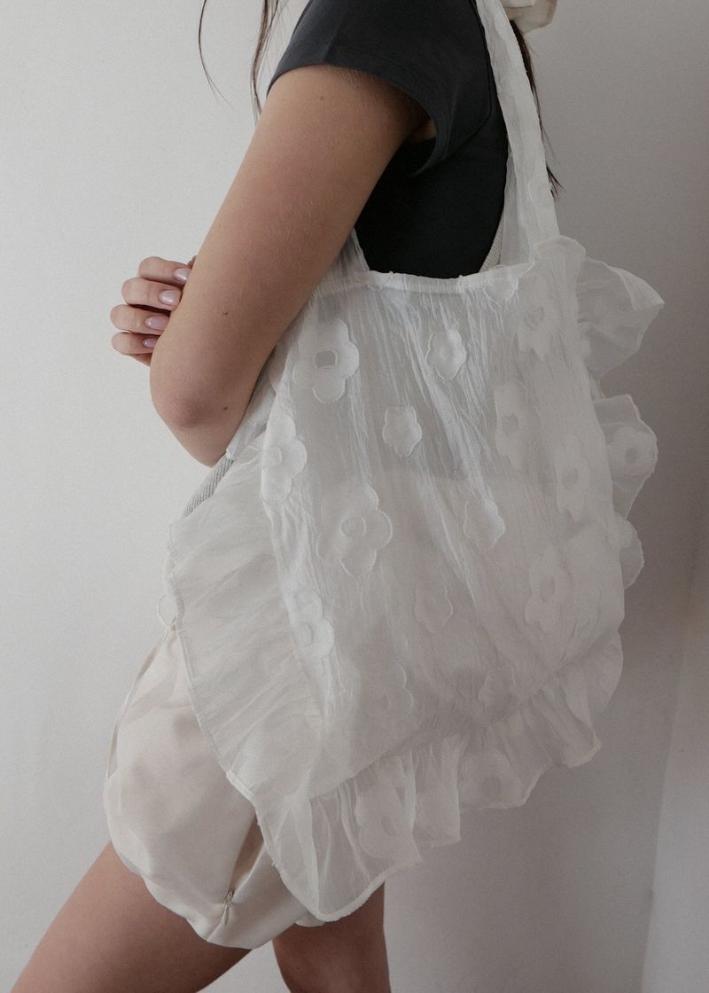 VOOR（ボル）の「[jiwonywony x voor] Frill Blossom Shoulder Bag_White（Bags）」