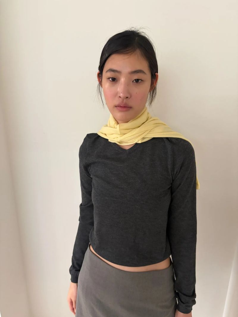 slim v-neck knit top