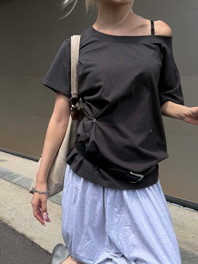MUZESEOUL（ミューズソウル）の「Side button off-shoulder t-shirts(4color)（Tops）」