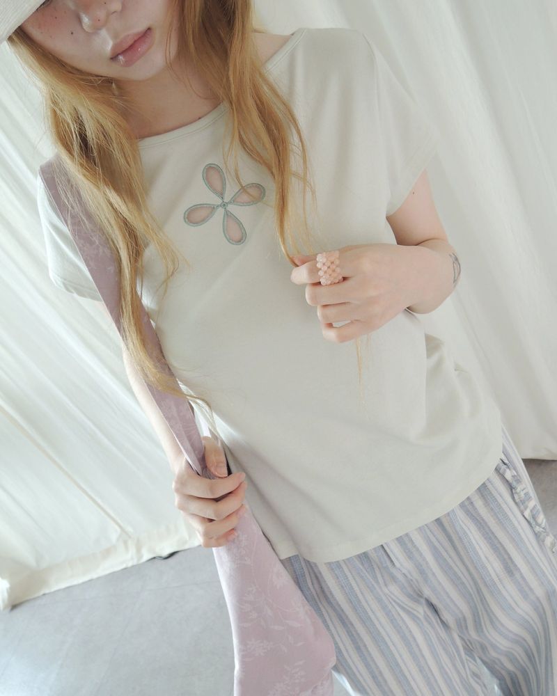 NUPHLO(ニューフロー)の「BLOOM CUT-OUT SHORT SLEEVE T-SHIRT(Tops)」