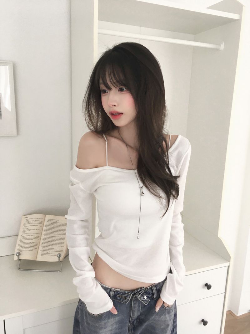 unbutty（アンバティ）の「[12col] モット ディープ Vネック ベーシック ロング スリーブ T（トップス）」