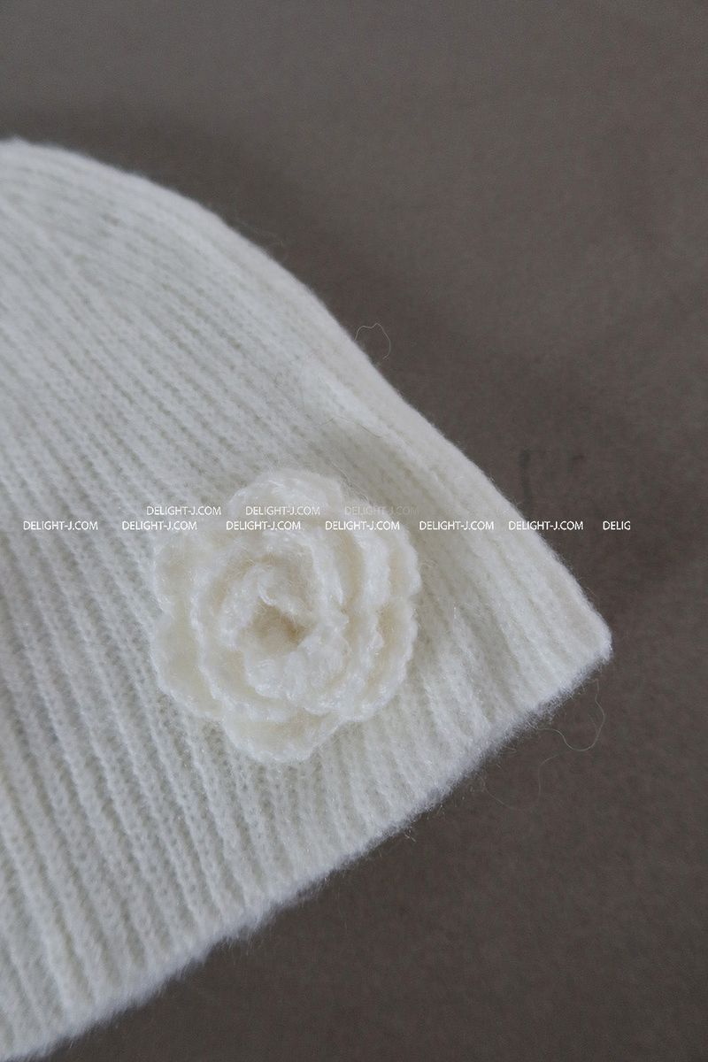 Flower corsage ribbed knit beanie