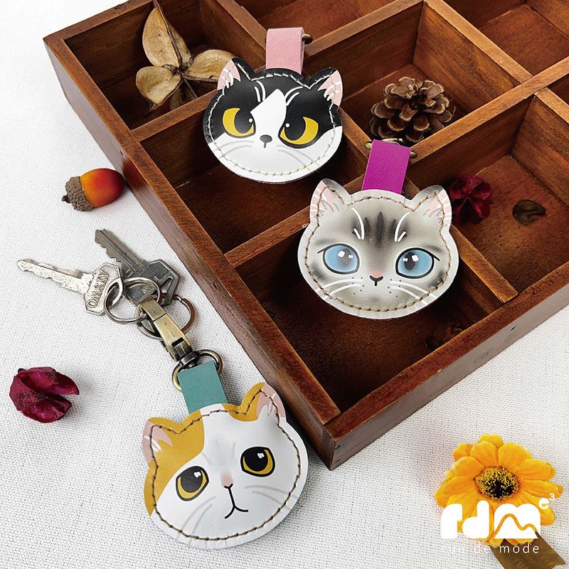 cat pendant Season  3