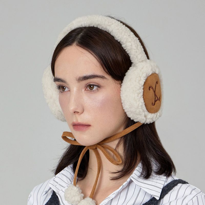 VARZAR(バザール)の「VA Curved Logo Sherpa Fur Earmuff / Cream(Fashion Accessories)」