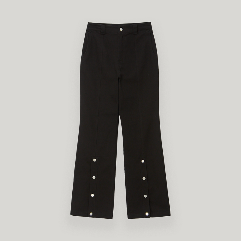 UBEIGE（ユーベイジ）の「ブラック スリットスナップロングパンツ（パンツ）」