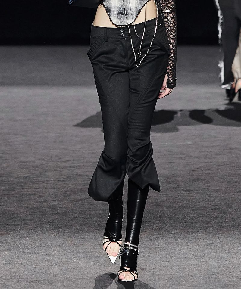 POINTED CAPRI PANTS