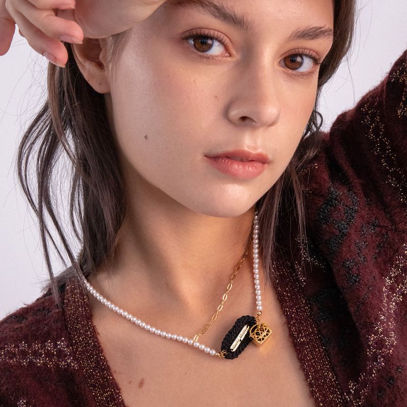 Logo bar and unique line chain pearl necklace