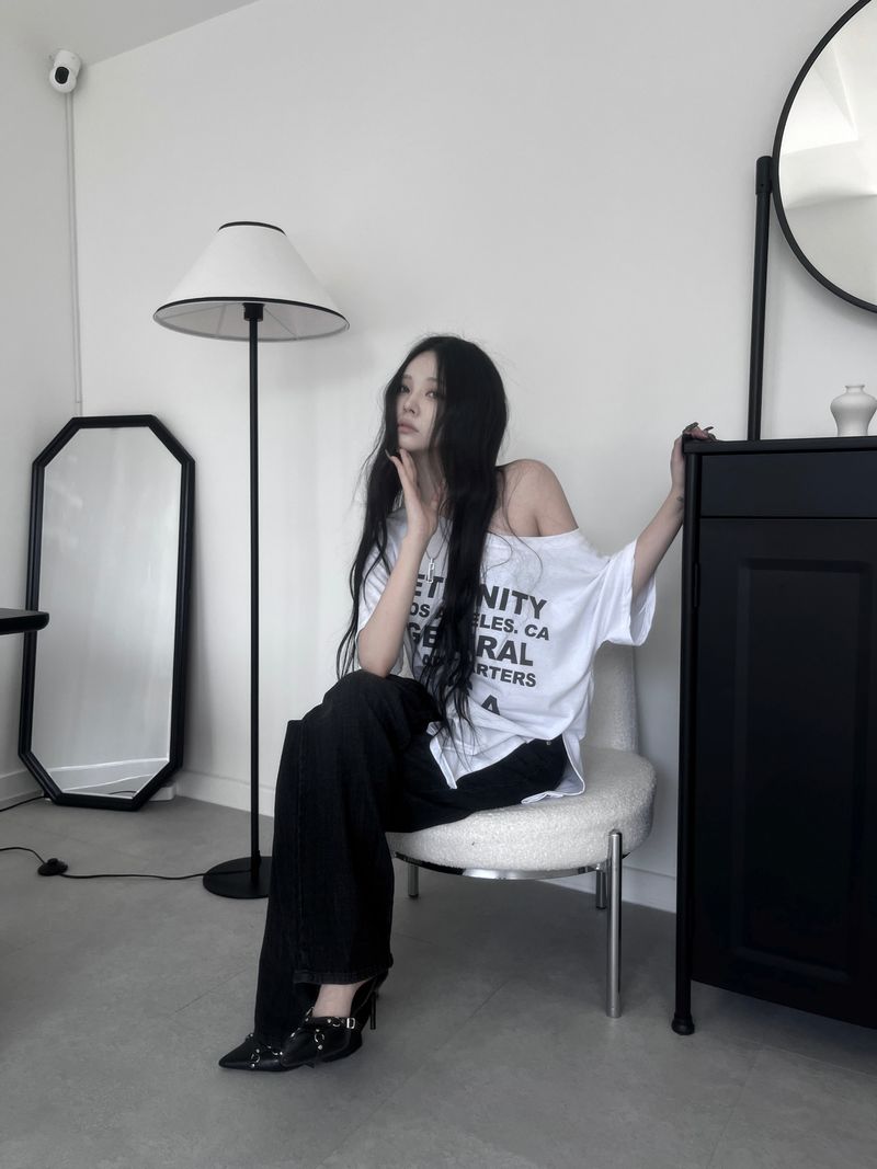 URBAN UNIQUE（アーバンユニーク）の「ルーズフィット レタリング スリット ショートスリーブス（トップス）」