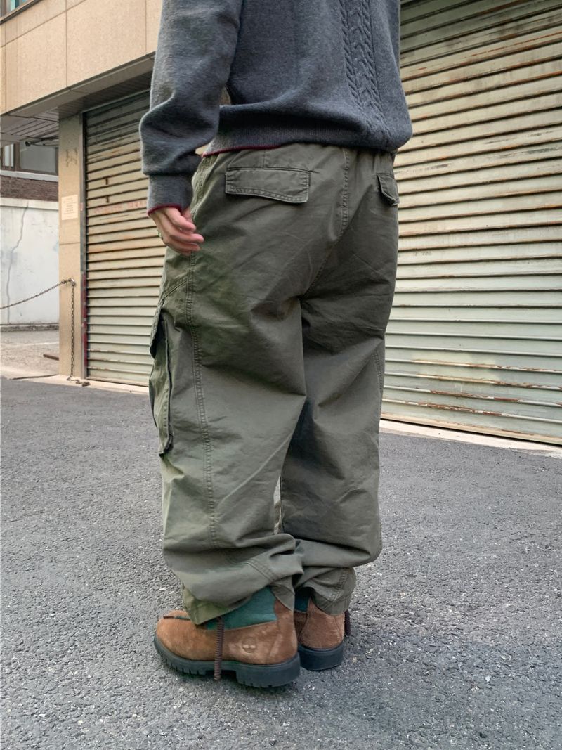 Curved diagonal cargo banding pants