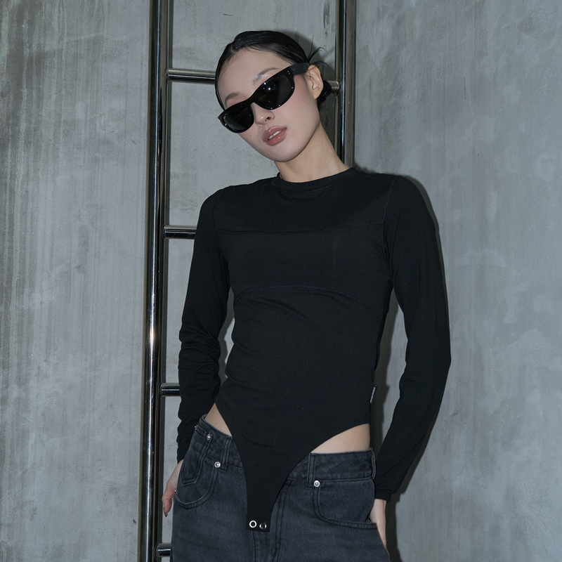 BACK POINT LONG SLEEVE BODYSUIT (BLACK)