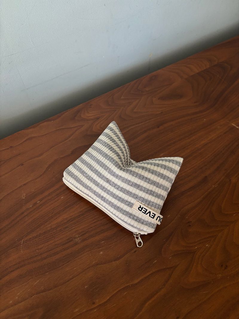 Pale ribbed stripe flat pouch - gray , S size
