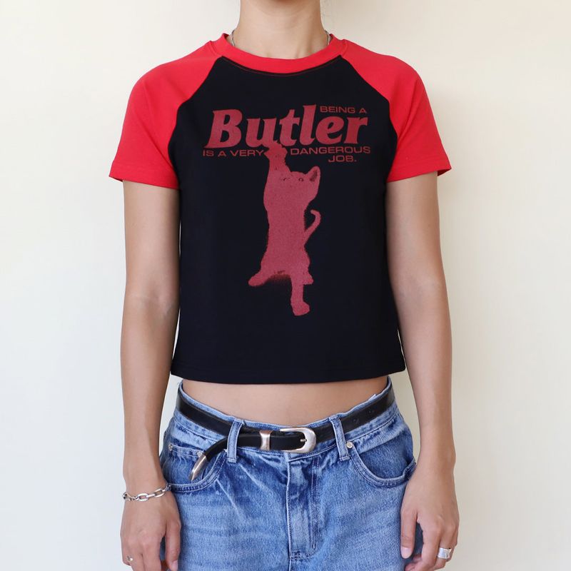 KRUCHI（クルチ）の「CAT BUTLER RAGLAN CROP T-SHIRT (BLACK)（Tops）」